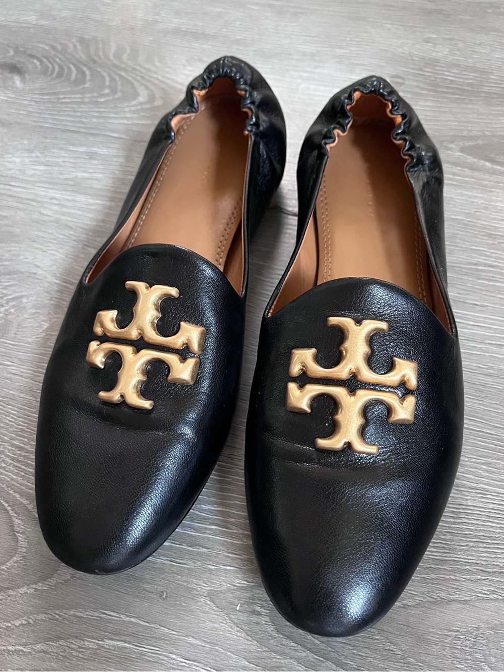 Tory Burch Eleanor Loafers in black and gold
